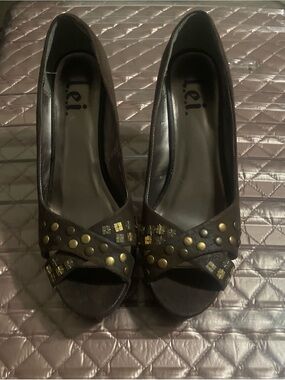 lei Brown Peep-Toe Heels with Gold Studs